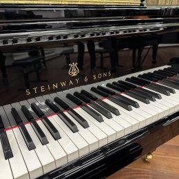 Steinway & Sons B 211 von 1974 in Schwarz glänzend